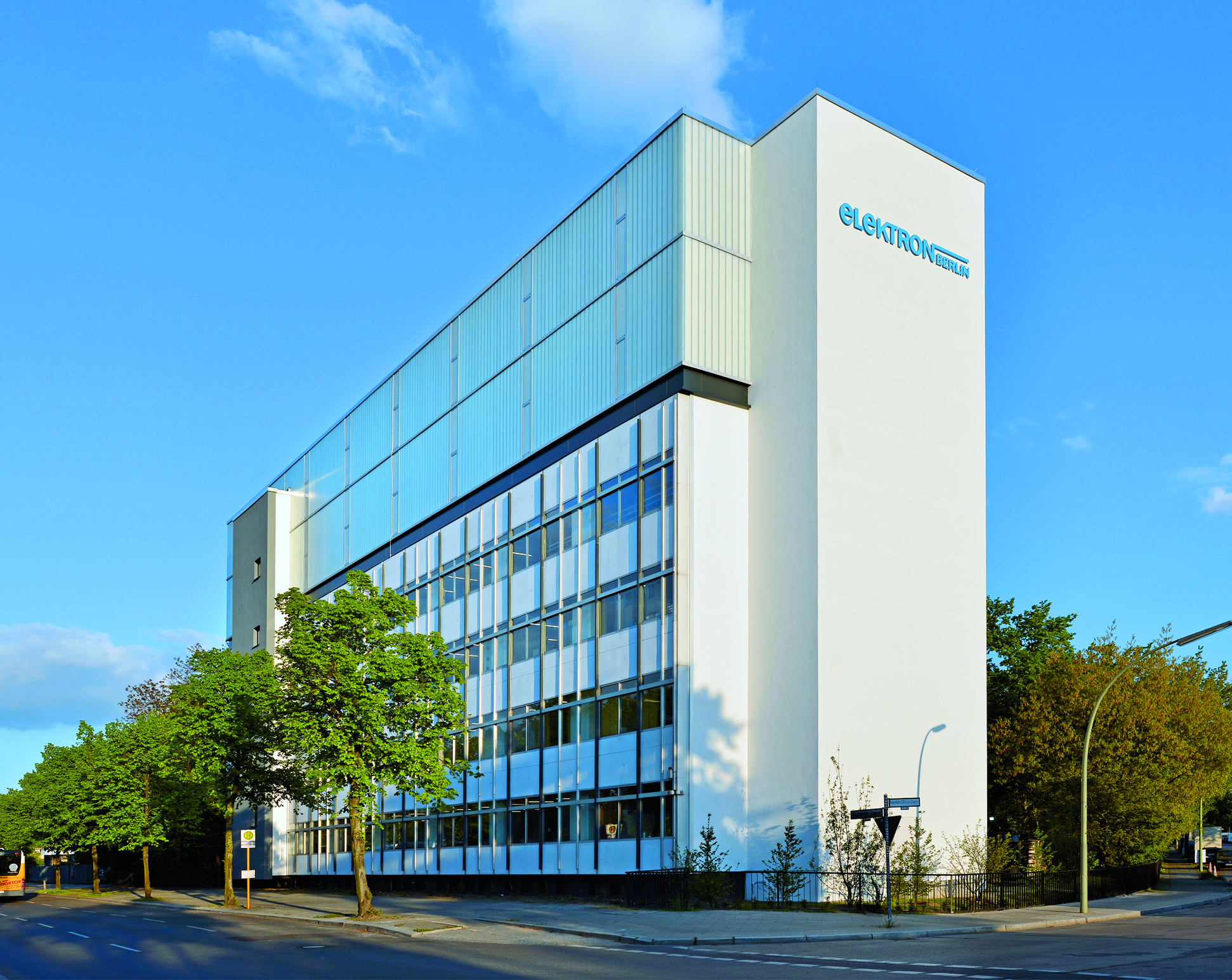Elektron-Berlin | Unternehmen | Firmengebäude fertig gestellt